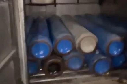 Các bình khí cười được vận chuyển đến các tỉnh để tiêu thụ.