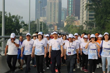 Bí thư Thành ủy Thành phố Hồ Chí Minh Nguyễn Văn Nên cùng tham gia giải chạy (Ảnh: HÀ KHÁNH)