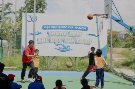 Các em học sinh cùng tham gia chơi môn bóng rổ. (Ảnh: DUYÊN BÙI)