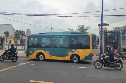 Một tuyến xe buýt điện của Futa buslines đang hoạt động tại Thành phố Hồ Chí Minh.