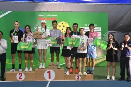 Ban tổ chức trao giải cho các vận động viên đạt thứ hạng cao tại giải đấu (Ảnh: Ban tổ chức)