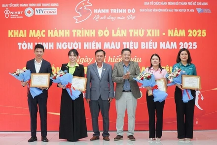 Đại diện ban tổ chức tri ân các đơn vị đồng hành. (Ảnh: CTV)