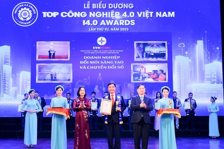 Đại diện EVNHCMC nhận giải thưởng top công nghiệp 4.0 Việt Nam.