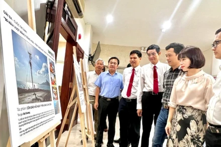 Các đại biểu cùng xem các tác phẩm đạt giải của Cuộc thi. (Ảnh: QUANG QUÝ)