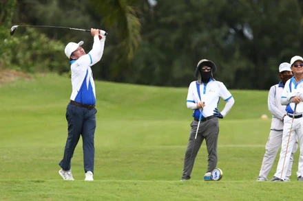 Các vận động viên thi đấu tại giải Golf “Tôi yêu Việt Nam”. (Ảnh: TẤN THẠNH)