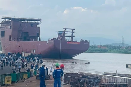 Hạ thủy thành công tàu dịch vụ năng lượng vượt tiến độ 1 tháng.