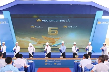 Các đại biểu thực hiện nghi thức khởi công 2 dự án hạ tầng tại Cảng Hàng không quốc tế Long Thành.