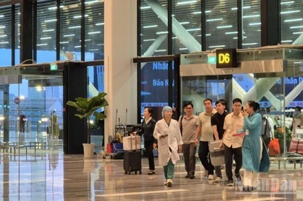 Tạng hiến được chuyển từ bệnh viện Nhân dân Gia Định đến sân bay Tân Sơn Nhất bay ra Huế trên chuyến bay Vietnam Airlines sáng sớm 29/6.