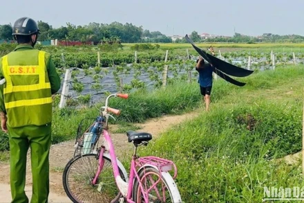 Lực lượng chức năng đã phát hiện, thu giữ 3 chiếc diều thả gần khu bay Nội Bài trong khi máy bay đang chuẩn bị hạ cánh.