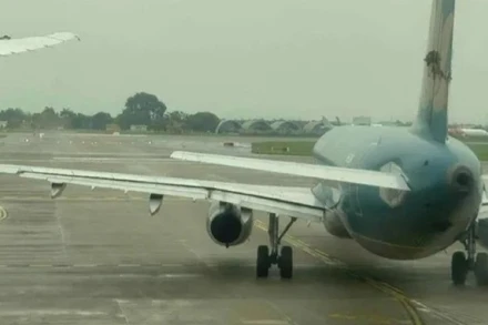 Cục Hàng không Việt Nam đã chỉ đạo, yêu cầu tạm dừng khai thác 5 cảng hàng không khu vực miền trung từ chiều ngày 6/11, trong khoảng thời gian từ chiều 6/11 đến sáng 7/11/2025 (giờ địa phương), tùy theo diễn biến cụ thể của bão.