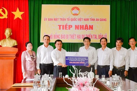 Lãnh đạo Công ty Điện lực An Giang trao bảng tượng trưng kinh phí hỗ trợ đồng bào bị thiệt hại do thiên tai, bão lũ tại Ủy ban Mặt trận Tổ quốc Việt Nam tỉnh An Giang.