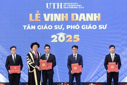 Lãnh đạo nhà trường chúc mừng các tân Giáo sư, tân Phó Giáo sư. (Ảnh: UTH)