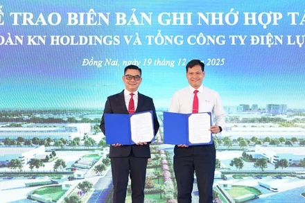 Ông Bùi Quốc Hoan, Phó Tổng Giám đốc Tổng công ty Điện lực miền nam và ông Trần Quốc Thanh, Phó Tổng Giám đốc Tập đoàn KN Holdings trao biên bản ghi nhớ hợp tác.