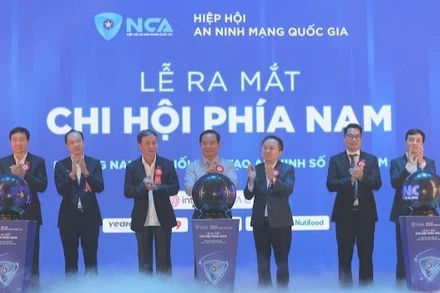 Các đại biểu thực hiện nghi thức ra mắt Chi hội phía nam của Hiệp hội An ninh mạng quốc gia. 