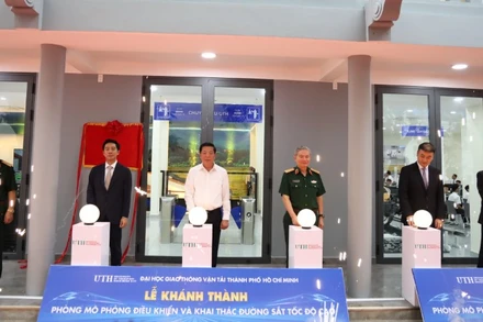 Bộ trưởng Xây dựng Trần Hồng Minh (áo trắng) dự Lễ khánh thành Phòng mô phỏng điều khiển và khai thác đường sắt tốc độ cao tại UTH.