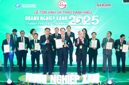 Đại diện lãnh đạo EVNHCMC nhận danh hiệu Doanh nghiệp xanh. 