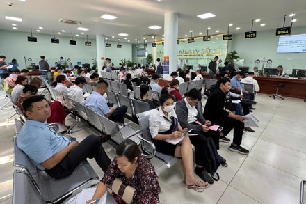 Người dân làm thủ tục hành chính tại Văn phòng đăng ký đất đai.