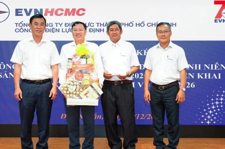 Lãnh đạo Tổng Công ty tặng quà chúc mừng Công ty Điện lực Gia Định.