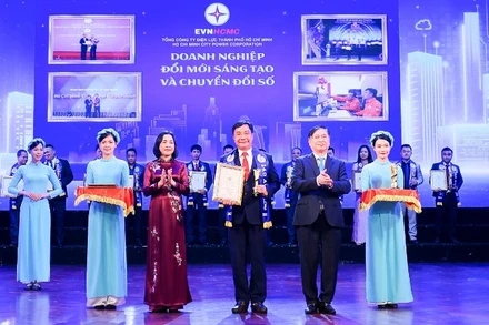 Ông Nguyễn Thanh Nhã, Phó Tổng giám đốc EVNHCMC đại diện EVNHCMC (thứ 3 từ phải qua) thay mặt đơn vị nhận giải thưởng.