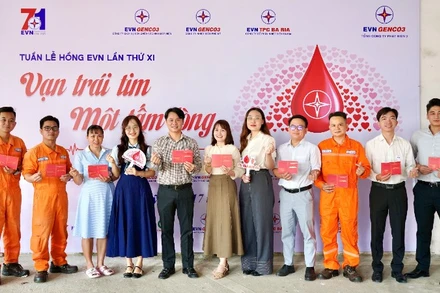 Đông đảo cán bộ, công nhân viên, người lao động Tổng công ty Phát điện 3 tham gia hiến máu.