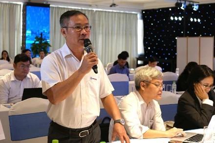 Ông Bùi Trung Kiên, Phó Tổng Giám đốc EVNHCMC trao đổi và thảo luận cùng các đại biểu tại hội nghị.