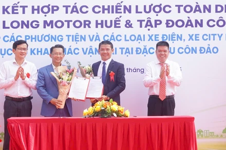 Đại diện Ủy ban nhân dân đặc khu Côn Đảo và Sở Xây dựng Thành phố Hồ Chí Minh chứng kiến lễ ký kết giữa Kim Long motor Huế và Tập đoàn Côn Đảo.