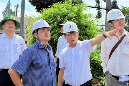 Ông Nguyễn Phước Đức, Tổng Giám đốc Tổng công ty Điện lực miền nam (thứ 2 từ phải sang) kiểm tra tiến độ công trình trên địa bàn tỉnh Vĩnh Long.