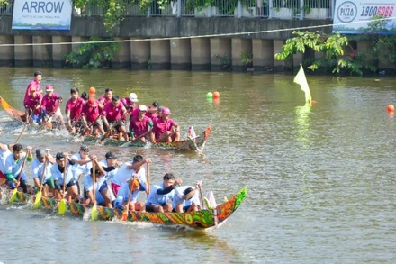 Không gian mặt nước trên kênh Nhiêu Lộc-Thị Nghè được địa phương dùng để tổ chức Cuộc thi đua nghe Ngo. 