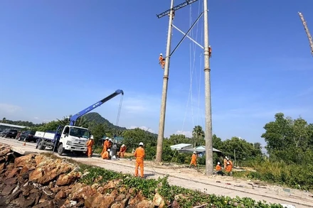 Ngành điện gấp rút triển khai xây dựng tạm đoạn tuyến trên không với khoảng năm trụ (tính từ trụ đấu nối cáp ngầm tiếp bờ hiện hữu) đến vị trí điểm sự cố.