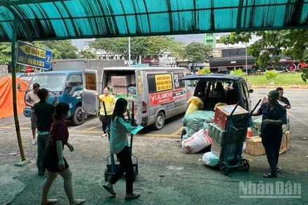 Tổng Công ty Đường sắt Việt Nam tiếp tục triển khai chương trình vận chuyển miễn phí hàng hóa cứu trợ cho các tỉnh miền trung đang chịu thiệt hại nặng do mưa lũ.