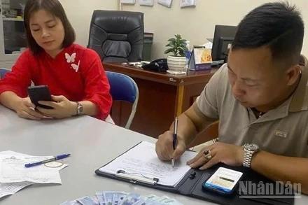 Tổ tàu SP7 tiến hành bàn giao tài sản để quên trên tàu để cho đơn vị liên quan hoàn trả cho hành khách.