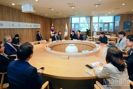 Đoàn công tác Liên danh nhà đầu tư dự án Đại lộ-cảnh quan sông Hồng đi tìm hiểu, học tập kinh nghiệm triển khai tại Hàn Quốc.