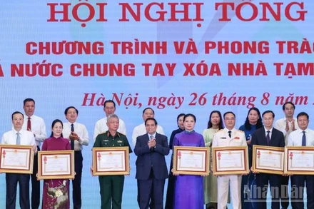 Đại diện lãnh đạo Bộ Xây dựng đón nhận Huân chương Lao động hạng 3 trong phong trào thi đua “Cả nước chung tay xóa nhà tạm, nhà dột nát" trên phạm vi cả nước năm 2025.
