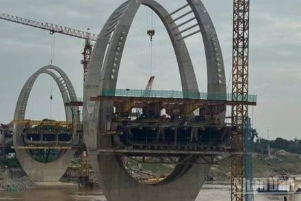 Dự án nâng cấp tuyến vận tải thủy sông Đuống (cầu Đuống mới) bị "lỡ hẹn" không thể hoàn thành đưa vào khai thác cuối năm nay theo đúng kế hoạch.