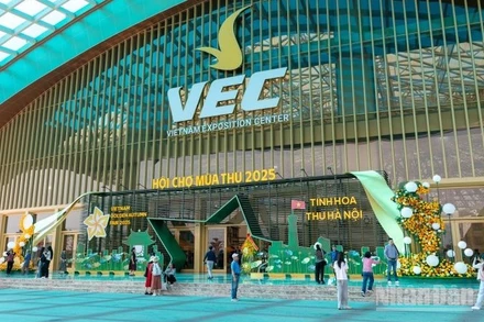 Tại Hội chợ Mùa Thu 2025 diễn ra từ ngày 25/10 đến 4/11 tại Trung tâm Triển lãm Việt Nam VEC (Đông Anh, Hà Nội), gian hàng của Vietnam Airlines đã thu hút đông đảo khách tham quan.