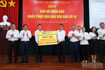 Đồng chí Vũ Thế Phiệt, Chủ tịch Hội đồng quản trị ACV đã trao 2 tỷ đồng ủng hộ đồng bào vùng bão lũ cho đại diện Ủy ban Trung ương Mặt trận Tổ quốc Việt Nam.