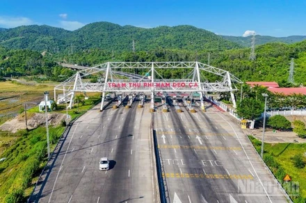 Từ ngày 8/10/2025, Tập đoàn Đèo Cả sẽ miễn phí đường bộ cho tất cả các đoàn xe cứu trợ của các địa phương khắc phục hậu quả cơn bão số 10 và 11 khi đi qua các trạm thu phí do tập đoàn quản lý, vận hành.