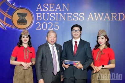 Ông Teo Siong Seng, Chủ tịch Hội đồng Tư vấn Kinh doanh ASEAN tại Singapore (thứ hai từ trái sang), chúc mừng và trao giải thưởng cho đại diện Vietjet.