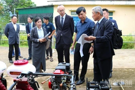 Cơ quan Hợp tác Quốc tế Nhật Bản (JICA) phối hợp Hợp tác xã Farmers’Co-op của Nhật Bản bàn giao thiết bị nông nghiệp dùng cho canh tác tỏi cho nông dân xã Na Ngoi.