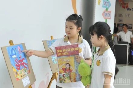 Lễ phát động cuộc thi vẽ tranh tại Trường tiểu học Văn Chương.