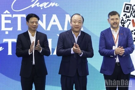 Dưới sự chứng kiến của lãnh đạo Cục Quản lý và Phát triển thị trường trong nước (Bộ Công thương), đại diện Tập đoàn Central Retail Việt Nam và Công ty cổ phần Thanh toán Quốc gia Việt Nam (Napas) tổ chức ký hợp tác triển khai Viet QR pay và tôn vinh sản phẩm Việt.