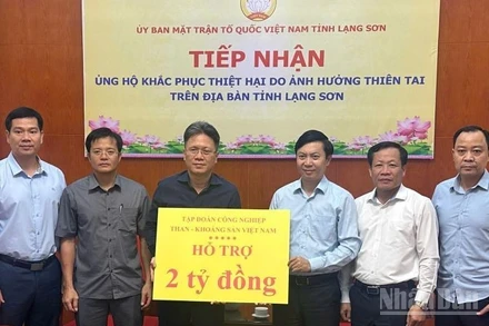 Lãnh đạo TKV trao 2 tỷ đồng ủng hộ Lạng Sơn khắc phục hậu quả bão lũ.