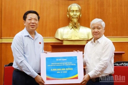 Bộ trưởng Xây dựng Trần Hồng Minh (trái) trao 5 tỷ đồng ủng hộ đồng bào lũ lụt qua Ủy ban Trung ương Mặt trận Tổ quốc Việt Nam.