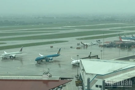 Mưa dông lớn tại khu vực Cảng Hàng không quốc tế Nội Bài sáng 7/10.