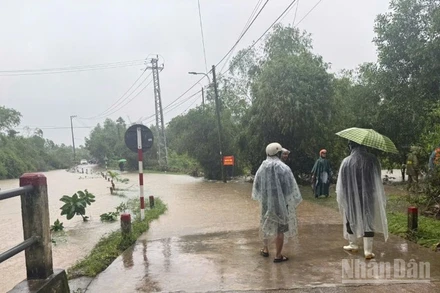 Đêm 26 và sáng sớm 27/10, khu vực từ Quảng Trị đến Quảng Ngãi có mưa to đến rất to, lượng mưa một số nơi hơn 400mm, đặc biệt tại tâm mưa Bạch Mã (Huế) mưa tới hơn 700mm trong 9 giờ.