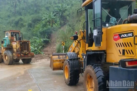 Khu Quản lý đường bộ III đã chỉ đạo lực lượng bảo trì đường Hồ Chí Minh tăng cường nhân lực, máy móc hót dọn các điểm sạt lở nhằm thông tuyến trong thời gian sớm nhất.