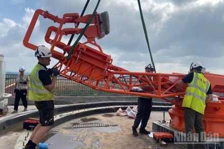 Đội ngũ kỹ sư, chuyên viên kỹ thuật của Trung tâm Kiểm soát không lưu Long Thành phối hợp chặt chẽ với các chuyên gia của nhà thầu EASAT triển khai lắp đặt trạm radar giám sát sơ/thứ cấp.