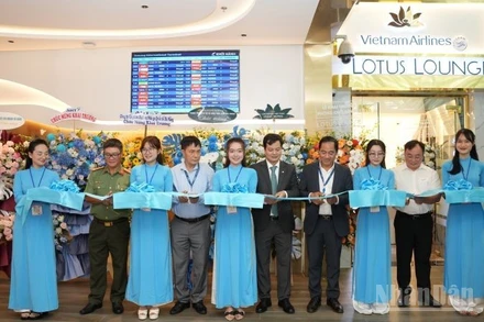 Các đại biểu cắt băng khai trương Phòng khách Bông Sen tại Nhà ga T2 Đà Nẵng.