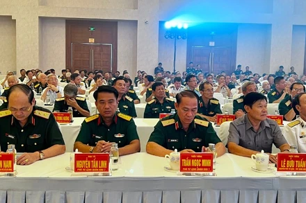 Các đại biểu dự chương trình gặp mặt. 