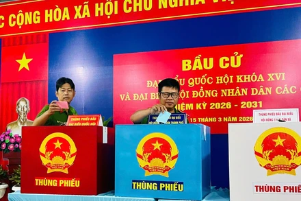 Các cử tri bỏ phiếu tại xã Xuân Thới Sơn. (Ảnh: Công an cung cấp)